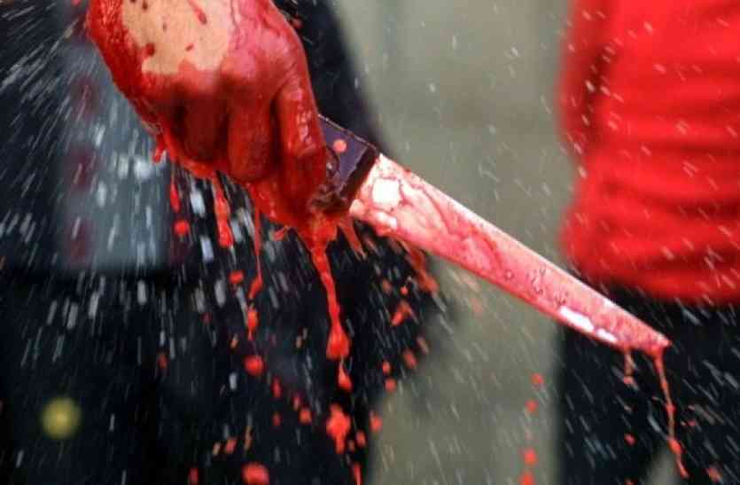 murder बेटी के सामने दिनदहाड़े चाकुओं से गोदकर पिता की हत्या- वीडियो देखकर रो पड़ेंगे आप