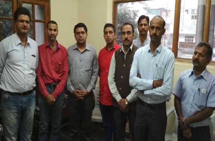 private schools agitation against government सरकार की इस मनमानी पर विरोध जताने उतरे अंग्रेजी निजी स्कूल, अभिभावक-विद्यार्थी भयभीत