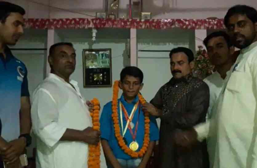 Afzal अफ़ज़ल स्केटिंग रोल बॉल चैम्पियन बना गाजीपुर का लाल