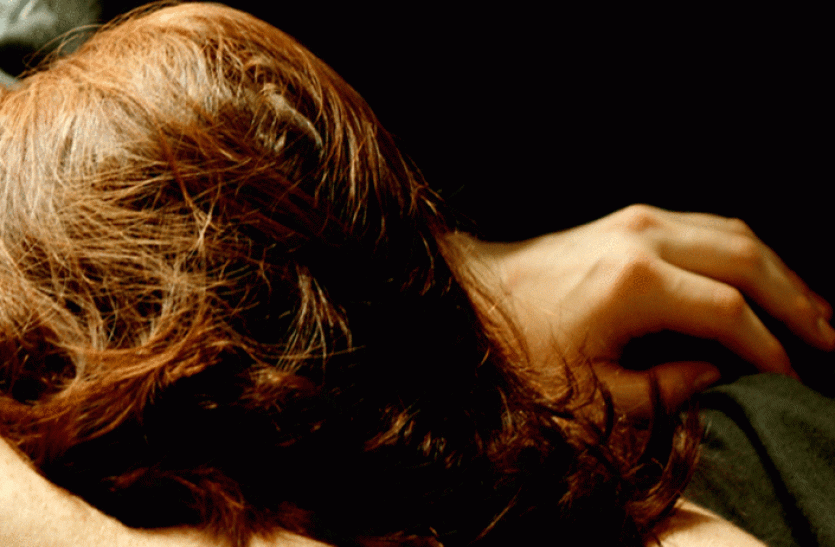 Rape घर में अकेली थी विवाहिता, रात को पड़ोस का एक युवक आ गया, फिर...