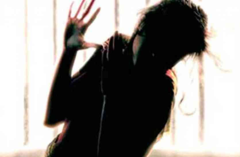 Objectional work छात्रा के साथ हैवानियत: दो शिक्षिकाओं ने पहले जमकर पीटा, फिर प्राइवेट पार्ट में डाला पेंसिल