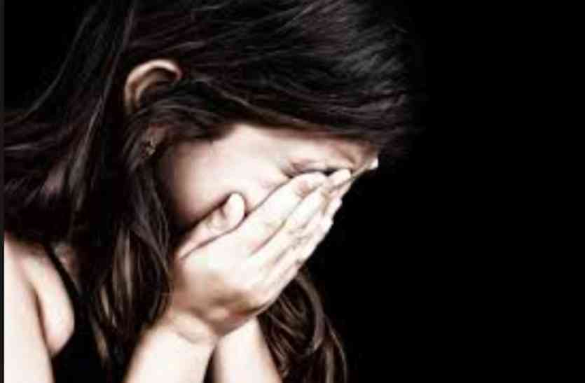 sexually abused 5 साल की बच्ची के साथ पड़ोसी कर रहा था घिनौनी हरकत, पेट दर्द की शिकायत की तो खुला राज