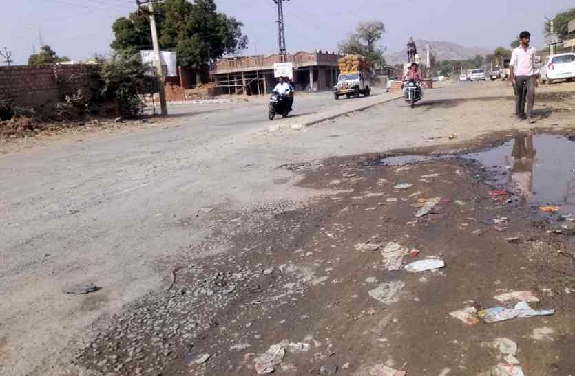 jalorenews, jalore खस्ताहाल सडक़ों पर बोले: सडक़ें इतनी खराब की उन पर पैदल चलना भी मुश्किल