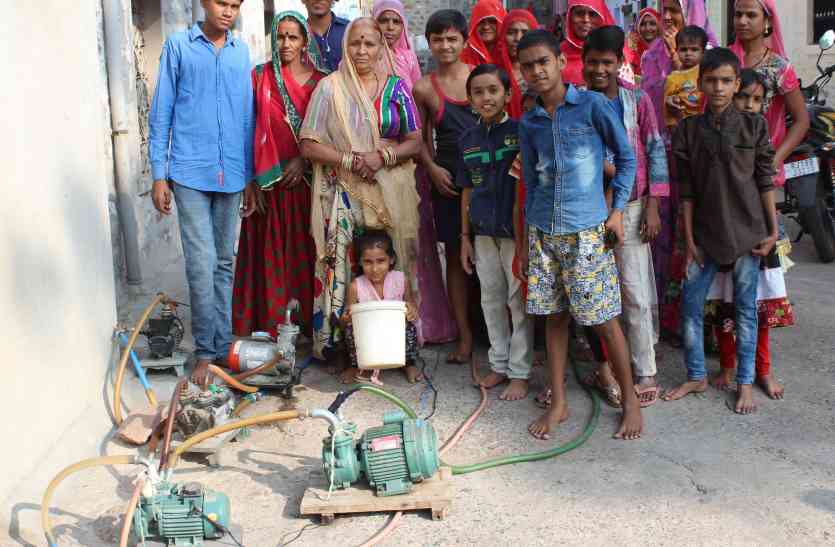 Fighting for water from Machines मशीनों से लड़ रहे पानी की जंग