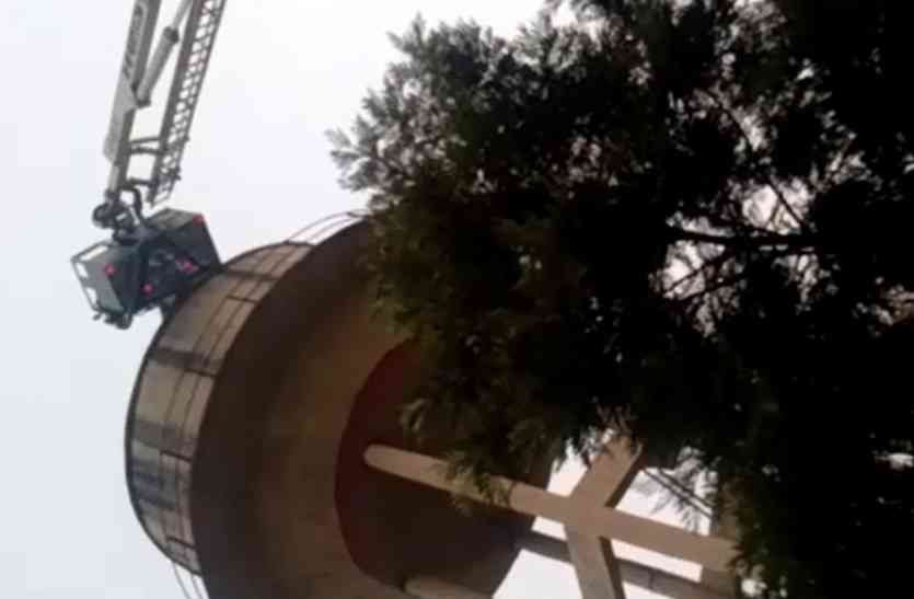 pani ki tanki घर वालों ने डांटा तो पानी की टंकी पर चढ़ी 14 साल की लड़की और किया यह ड्रामा, देखें वीडियो