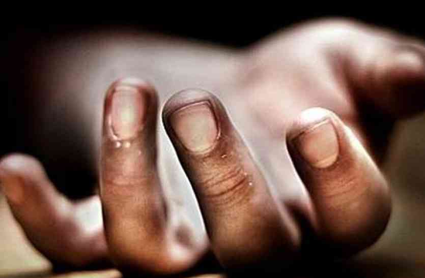 body young man इमारत की छत पर युवक का शव मिला