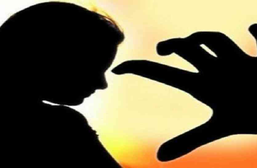 Girl Attempts भाई के सामने पुलिस कर्मी की पुत्री से छेड़छाड़