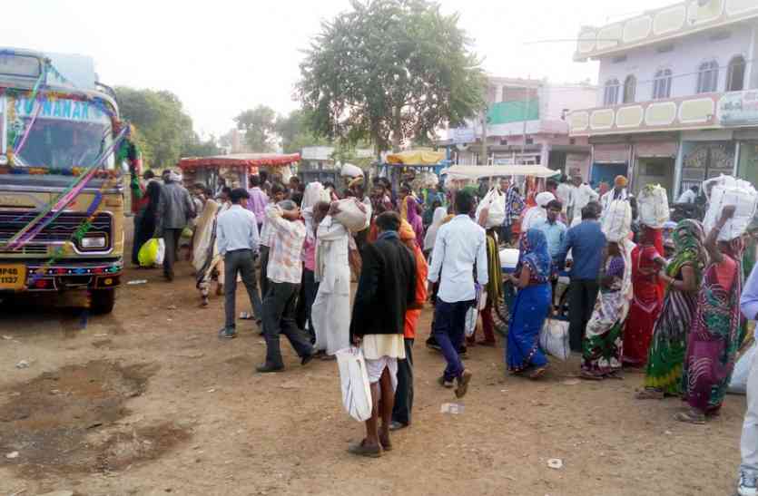 bus, vidisha bus, shamshabad news, patrika news, vidisha patrika news, vidisha local news, bus passenger, troubled, bus passenger news, यहां बस स्टैंड के बाहर से संचालित हो रहा बसों का आवागमन, आखिर क्यों.....