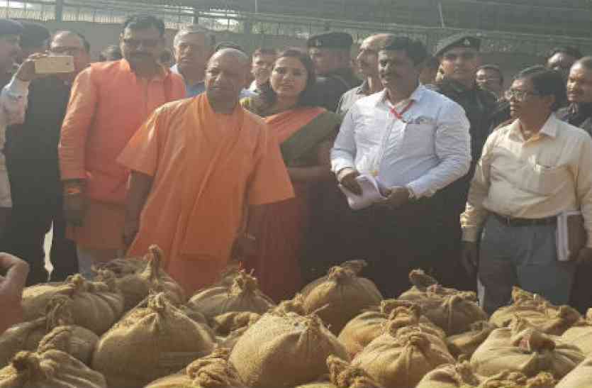 yogi मंडी में योगी आदित्यनाथ से किसानों ने कहा हम संतुष्ट ...