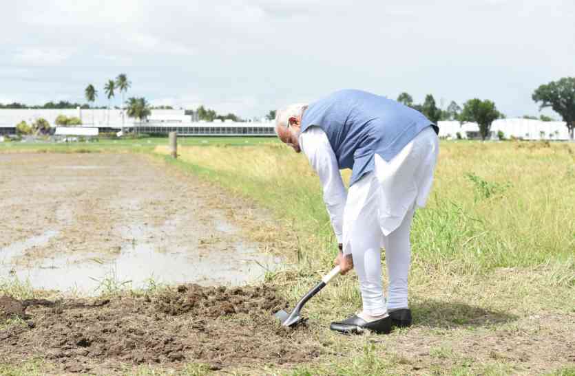 ASEAN Summit आसियान: फिलीपींस में पीएम मोदी ने चावल के खेत में चलाया फावड़ा