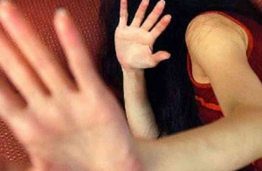 police forced to Rape victim for compromse गैंगरेप में समझौते का दबाव बना रहा एएसआई