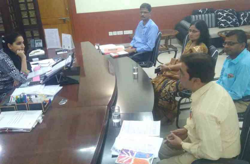 Pratapgarh जले हुए ट्रांसफॉर्मर निर्धारित समय में बदलें-कलक्टर