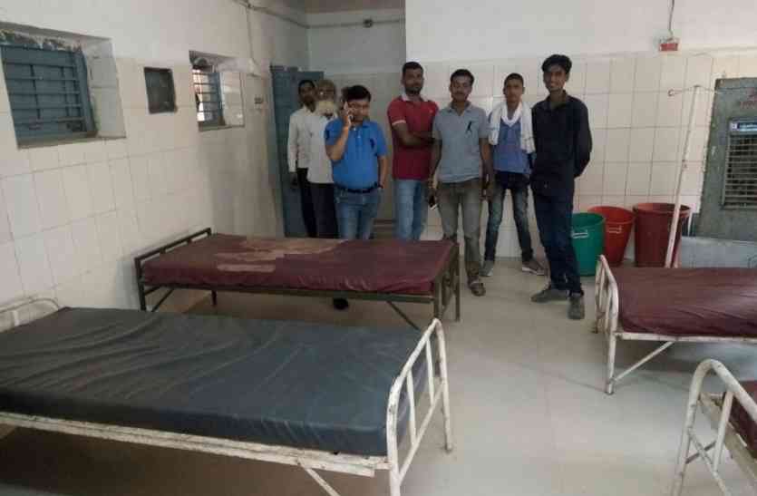 News, Morena Hindi News, Mp Hindi News, Morena, Treatment, Hospital, Doctor, Patients डॉक्टर दंपती के भरोसे अस्पताल, नहीं मिल रहा इलाज