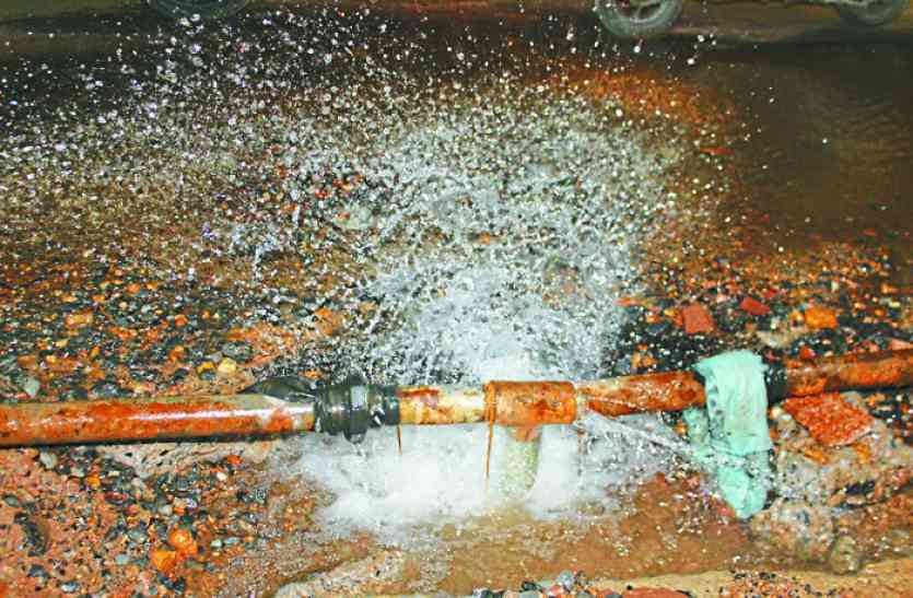 water pipe शहर में ऐसे बर्बाद हो रहा है पेयजल, देखें वीडियो
