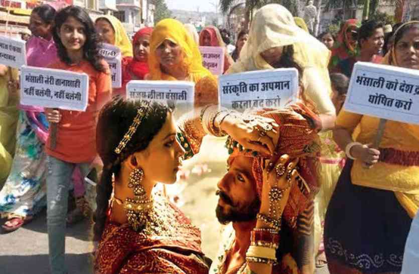 Film Padmavati Controversy in Rajasthan पद्मावती के विरोध में सड़कों पर राजपूत क्षत्राणियां- आक्रोशित महिलाओं ने पैरो तले कुचला फिल्म पोस्टर