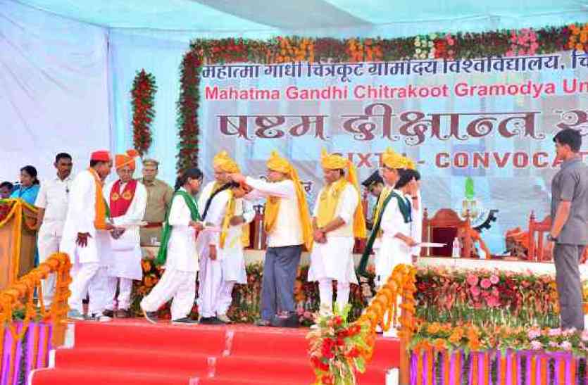 convocation in gramoday governor facilitate students ग्रामोदय यूनिवर्सिटी के छठवें दीक्षांत समारोह में शामिल हुए राज्यपाल, 172 स्टूडेंट्स को मिला गोल्ड