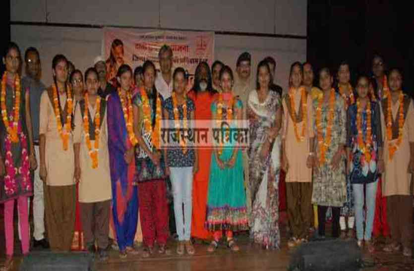 School Girl in Pali अच्छी खबर! राज्य मेरिट लिस्ट में आई बेटी तो स्कूटर के साथ मिलेंगे 1 लाख रुपए नकद