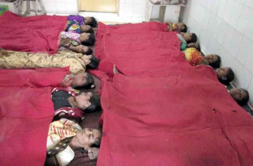 Male security personnel in OT during Female sterilisation महिलाओं को कंधे पर लेकर गए OT, बेधड़क घुसे पुरुष सुरक्षाकर्मी