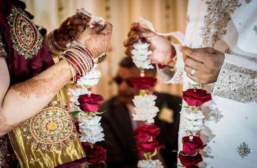 Germany couple Marriage विदेशी कपल को रास आई भारतीय संस्कृति, तो देसी अंदाज में अग्नि को साक्षी मान रचाई शादी