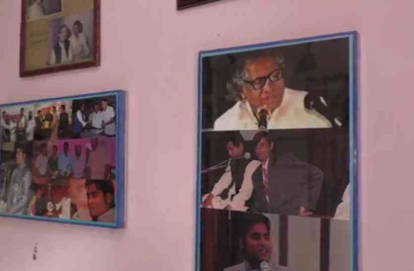 Khumar Barabankvi family condition Barabanki News in hindi खुमार बाराबंकवी की यादों का नहीं है कोई पुरसाहाल, मुफलिसी के दौर से गुजर रही हैं उनकी पीढ़ियां