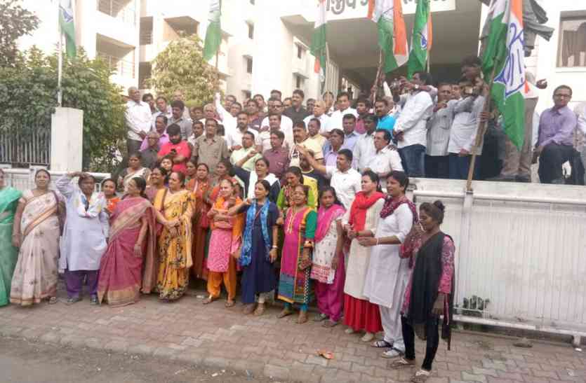 Congress celebrates on GST change जीएसटी में बदलाव पर कांग्रेस ने मनाया जश्न