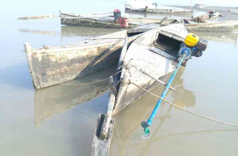 Three fishing boats with boat caught बोट सहित तीन पाक मछुआरे पकड़े