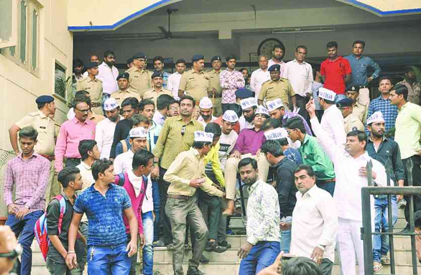 BJP accused of beating a passer-in worker भाजपा पर पास कार्यकर्ता की पिटाई का आरोप