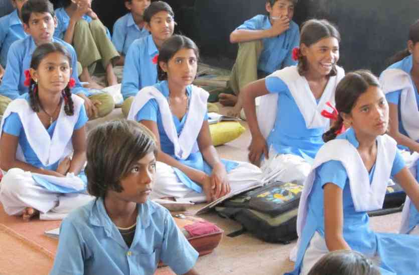 8th board students in problem बच्चों को सता रही चिंता, शादी में ही क्या अब तो पढ़ाई में भी उम्र का बंधन