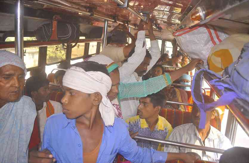 Overloaded ride in buses running against rules नियम विरुद्ध दौड़ रही बसों में ओवरलोड की सवारी