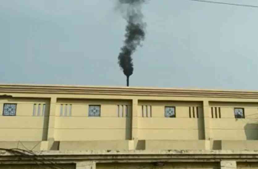 Air Pollution औद्योगिक क्षेत्र की चिमनियां उगल रही है जहर, प्रदूषण नियंत्रण देख रहा है तीसरी मंजिल से