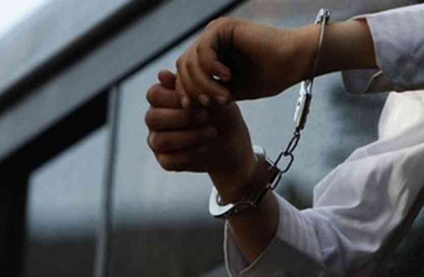 police arrest Mafia with luxury car in jaunpur यूपी के जौनपुर में इनामी माफिया लग्जरी कार के साथ गिरफ्तार