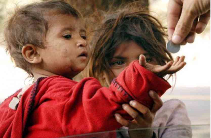 Everyday 500 children in the Jaipur are Demanding Begging ,The childhood of his innocents are being snatched by 'addicts' parents ये कैसा Childrens Day! राजधानी जयपुर में रोज 500 बच्चे मांग रहे हैं भीख,नशेड़ी मां-बाप ही छीन रहे अपने मासूमों का बचपन