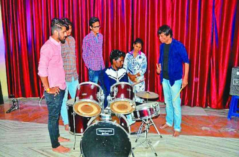 free music classes ans selection procedure of voice of india एक कलाकार ऐसा भी : गरीब बच्चों और युवाओं को दे रहे नि:शुल्क ट्रेनिंग, अब प्लेटफॉर्म भी करवाएंगे उपलब्ध