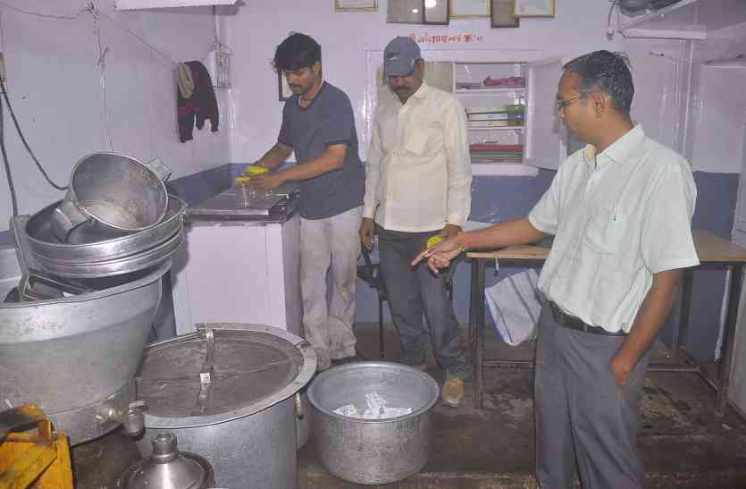 Investigation of milk in the city's big dairy lotus and jokes शहर की बड़ी डेयरी कमल और विनोद में दूध की जांच