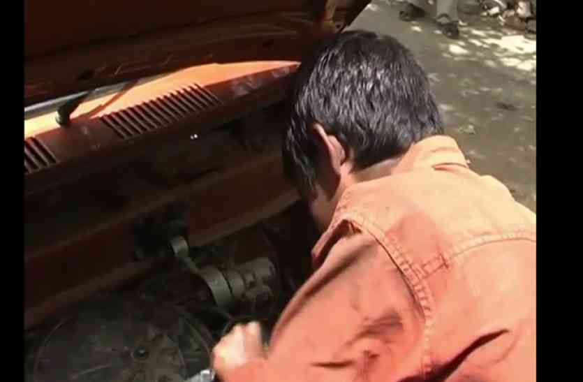 farrukhabad योगी मोदी सरकार बच्चों का जीवन सुधारने में लगे, अधिकारी बर्बाद कराने में
