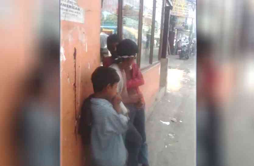 Intoxicanted children,Intoxicant,intoxicant material, बाल दिवस विशेषः पत्रिका स्टिंग में देखिए बच्चों को कैसे खुलेआम बेचा जा रहा नशे का सामान