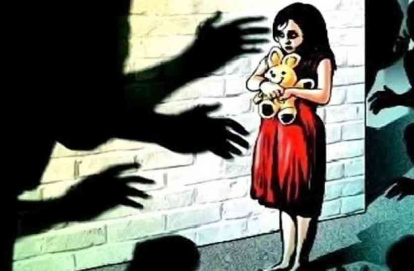 Neighbour Forces Minor Girl to Dirty Relationship and did Obscenity,Due to the silence of parents, the 40-year-old male was being hunted for Neighbours Minor Girl,Minor Girl,Repeated by Neighbour ,Minor Girl Reped By Uncle,Neighbhour Uncle Attempt To Rape With Minor Girl ,Old Man attempt to Rape With Minor Girl,Minor Girl Raped By Relative ,Neibhour Force To Minor Girl For Dirty Relationship,Dirty Relationship with Minor Girl and her Neighbhour ,Dirty Neighbour Uncle ,Rape,Rape Case,Minor Girl Rape Case ,Rape Case In MP,Rape In India ,Crime,Crime In India ,Katni Police ,Mp police,mp police. bhopal police, attempt to rape : 9 साल की मासूम बच्ची को पड़ोसी घर की छत पर ले गया और की ये हरकत
