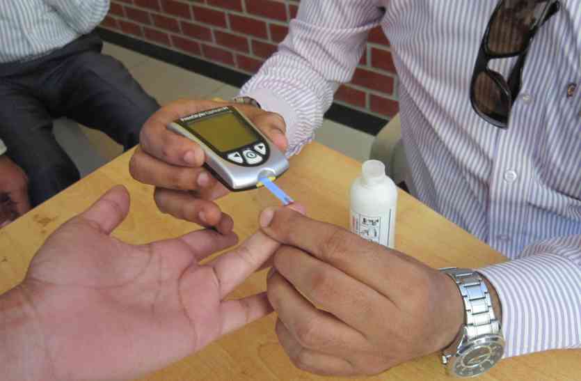 Diabetes increase rapidly in world World Diabetes Day: थोड़ा बदलें अपनी लाइफ स्टाइल, यूं बच सकते हैं डायबिटीज से