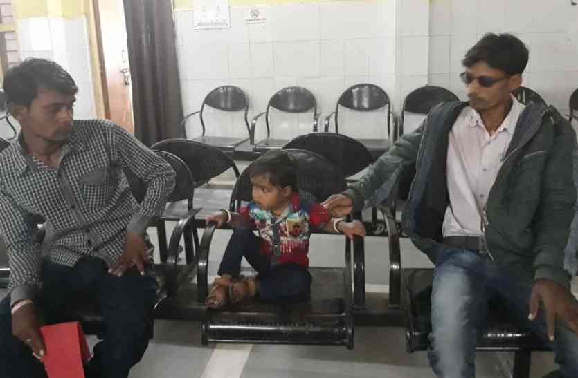 दर्द से कराहती मासूम ने जब पापा से कहा, बहुत दर्द हो रहा, डॉक्टर कब आएंगे, पढि़ए खबर... दर्द से कराहती मासूम ने जब पापा से कहा, बहुत दर्द हो रहा, डॉक्टर कब आएंगे, पढि़ए खबर...