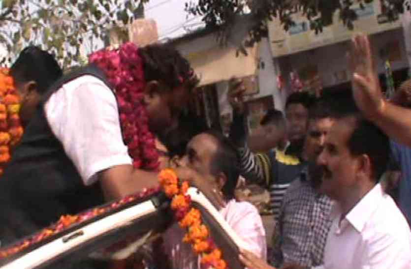 BJP Mayor candidate भाजपा मेयर प्रत्याशी की गाड़ी के आगे खड़े हो गए लोग, बोले विकास नहीं तब तक वोट नहीं, देखें वीडियो
