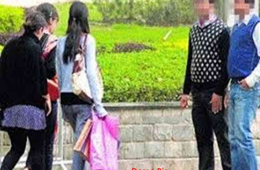 Eve Teasing लडक़ी से छेडछाड़ रोकने पहुंचे दो सिपाही खुद हुए शिकार, बदमाश ने फोड़ डाला सिर