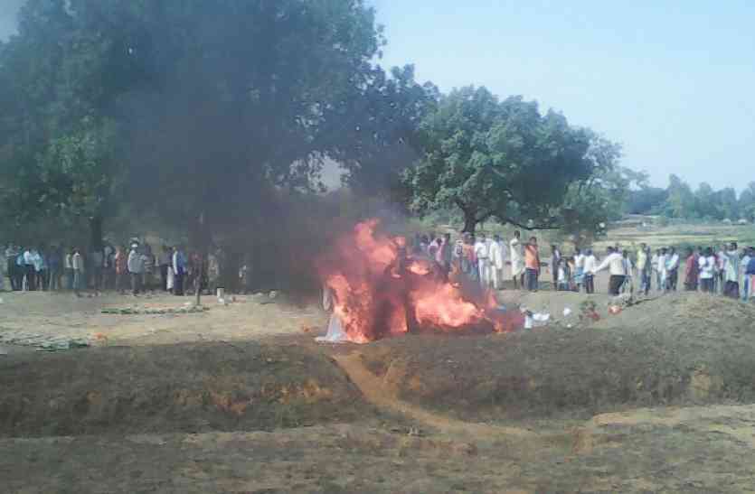 Father-daughter funeral कुएं में डूबे बीईओ पिता व बेटी की एक साथ निकली अर्थी, रो पड़ा पूरा गांव