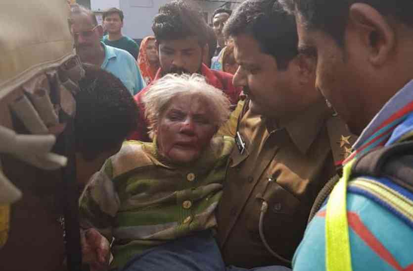 Jhansi News Viral Sach : 85 साल की जख्मी बूढी महिला को थानेदार ने क्यों उठाया गोद में, जानिए पूरी कहानी