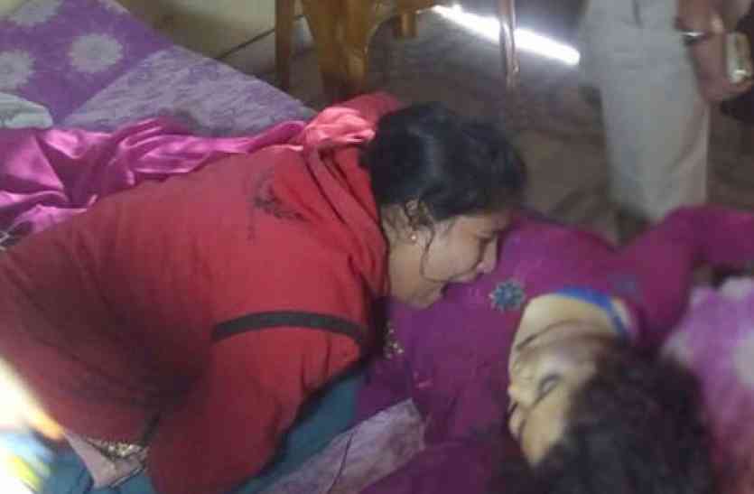 man kills live in relation partner due to illicit relation बेटे ने कहा- पहले मम्मी-पापा में जमकर हुई लड़ाई, फिर पापा ने फावड़े से मम्मी को मार दिया