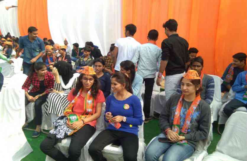 कार्यक्रम में इन्वर्टिस यूनिवर्सिटी के स्टूडेंट्स VIDEO: डिप्टी सीएम के सम्मेलन में बीजेपी प्रत्याशी ने बुलाए स्टूडेंट्स, फिर भी कुर्सियां खाली