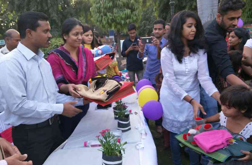 Books paused in childrens hands VIDEO उदयपुर कलक्टर ने बैलून बेचने वाले बच्चों के हाथों में पुस्तकें थमाई, सुखाडिय़ा सर्कल पर शुरू होगी क्लास
