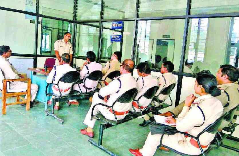 innovative sagar police innovation : टी पार्टी से पुलिस वाले दूर कर रहे tension, दोहे-चौपाइयों से समझ रहे ipc sections