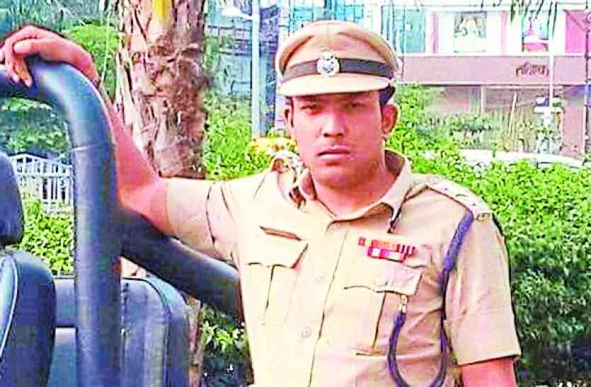 fake sp इस एसपी ने दिए हथियारों के अवैध लाइसेंस, कई लोगों को किया ब्लैकमेल