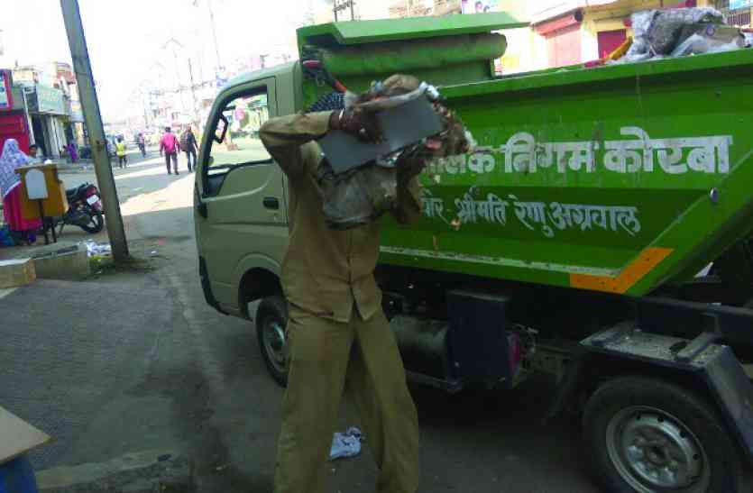 दफ्तर खुलते ही आयुक्त ने सफाई ठेकेदारों को थमाया नोटिस, कहा- तत्काल काम शुरू करें वरना अमानत राशि भी होगा राजसात दफ्तर खुलते ही आयुक्त ने सफाई ठेकेदारों को थमाया नोटिस, कहा- तत्काल काम शुरू करें वरना अमानत राशि भी होगा राजसात