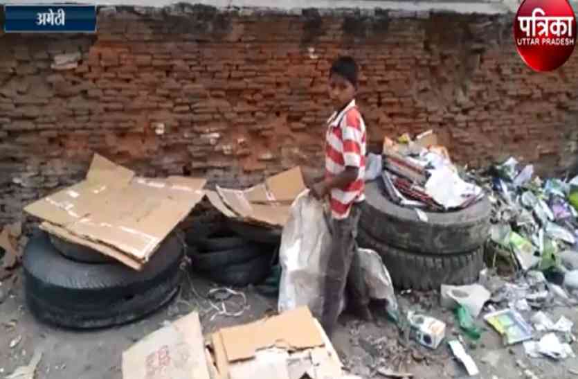 Poor Kid 14 नवंबर को कूड़े के ढेर में अपना भविष्य तलाशते नजर आये बच्चे